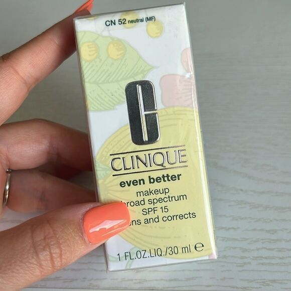 Clinique • Even Better™ Makeup Broad Spectrum SPF 15 Shade 52 Neutral - Picture 10 of 10